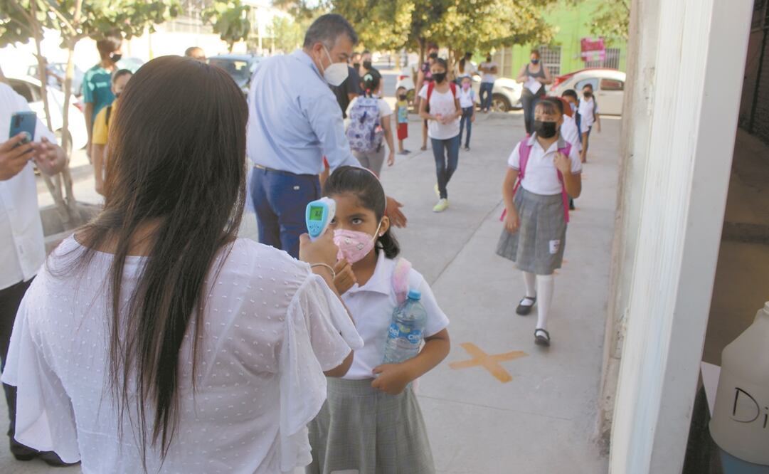 Los maestros se alistaron con termómetros, gel antibacterial y sanitizantes para recibir a estudiantes. Foto: Francisco Rodríguez. EL UNIVERSAL