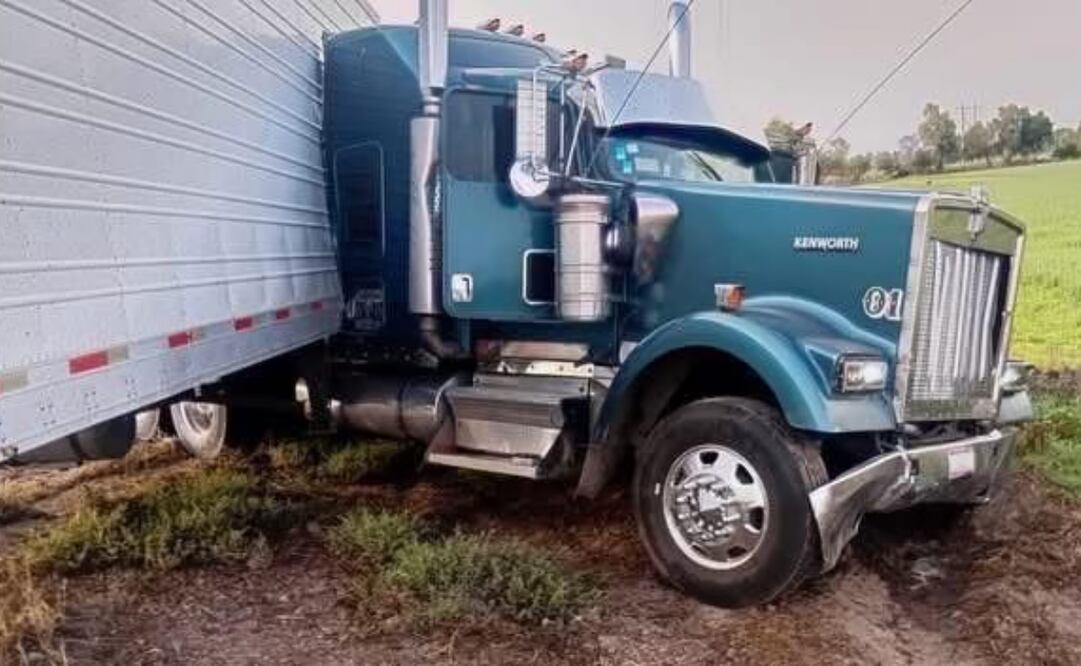 Accidente en Arco Norte en Hidalgo deja 18 lesionados; tráiler impacta camioneta de bailarines.
Foto: Especial.