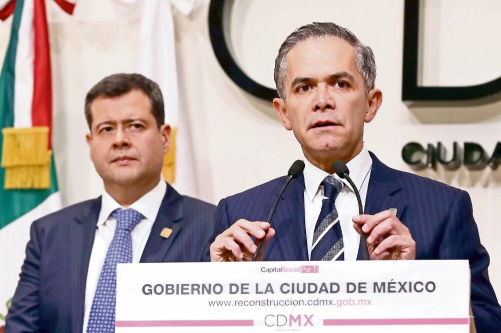 El mandatario capitalino, Miguel Ángel Mancera, presentó ayer a José Ramón Amieva en el Antiguo Palacio del Ayuntamiento, en el Centro Histórico de la Ciudad. Es el tercer secretario de Gobierno en la actual administración. (JUAN CARLOS REYES. EL UNIVERS)