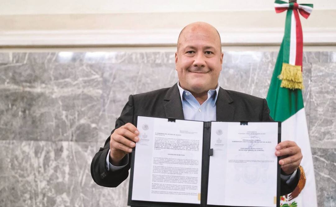Enrique Alfaro presentó la iniciativa a los diputados del Congreso para que sea revisada, analizada, y en su caso, adicionada y aprobada .Foto: Especial