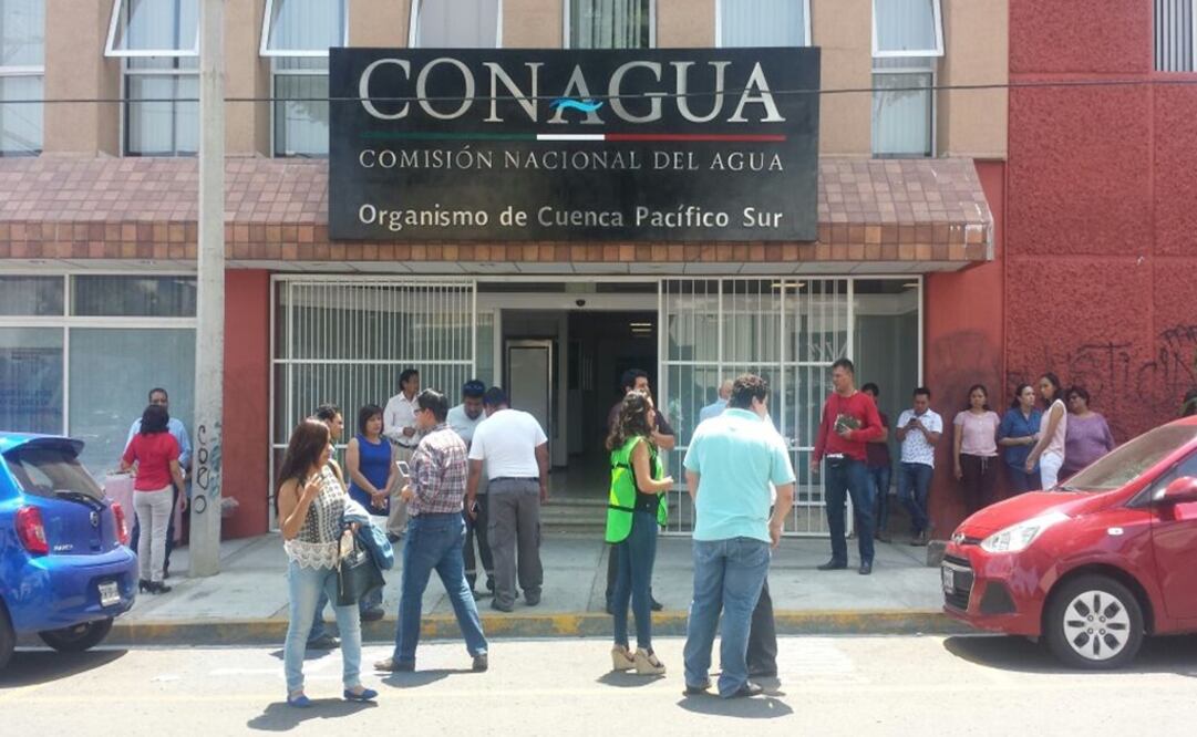 Empleados evacuan edificio de la Conagua en Oaxaca tras sismo (Foto: Edwin Hernández / EL UNIVERSAL)