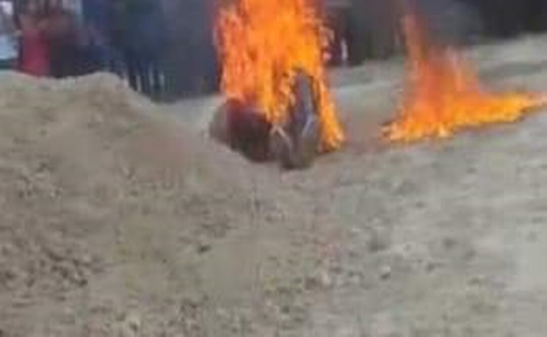 Dos hombres fueron quemados por presuntamente haber asesinado a otro hombre a cuchilladas. Foto: Especial 