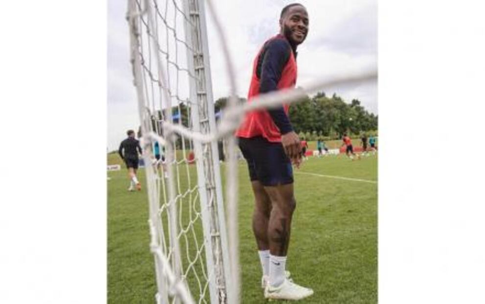 Sterling y el polémico tatuaje por el que piden su salida de Inglaterra