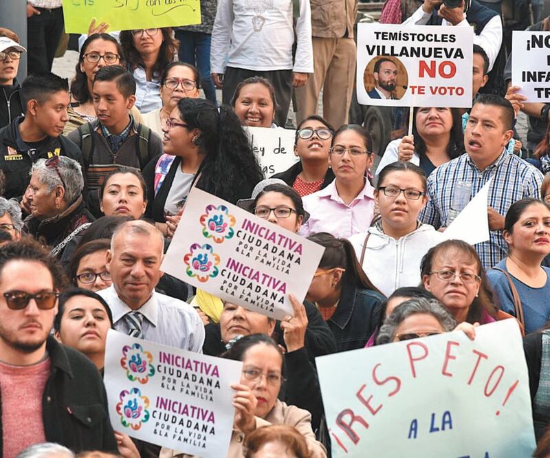 Los inconformes anunciaron que continuarán con las manifestaciones y buscarán reuniones con los diputados que apoyan este dictamen para evitar que sea aprobado en el pleno el próximo jueves. Foto: ESPECIAL