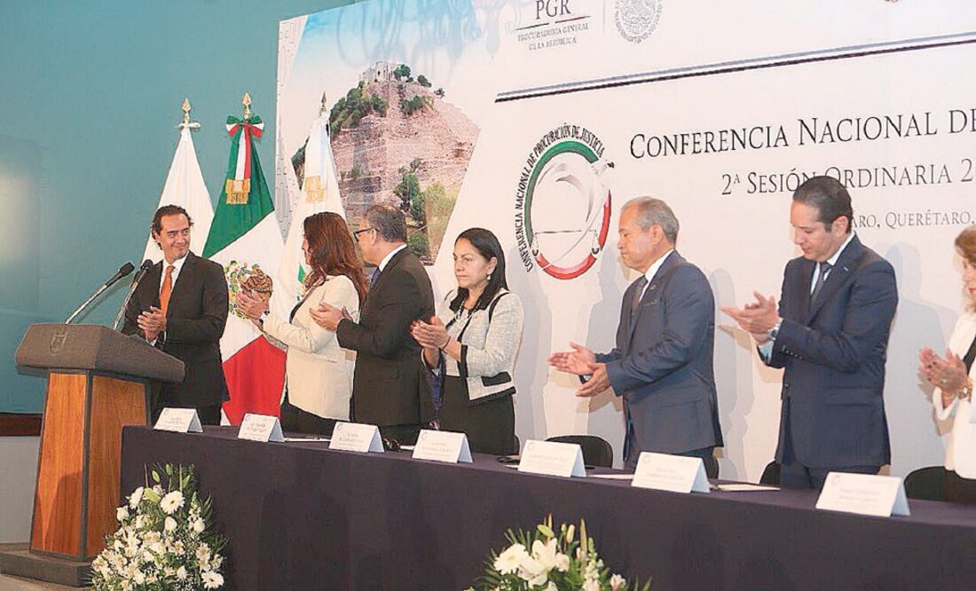 El encargado de la PGR, Alberto Elías Beltrán (izq.), inauguró la 2a. Sesión Ordinaria de la zona occidente de la Conferencia Nacional de Procuración de Justicia. (TOMADA DE TWITTER)