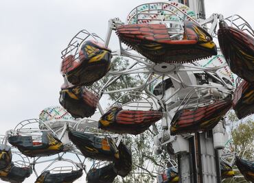 Cae adolescente de juego mecánico y muere