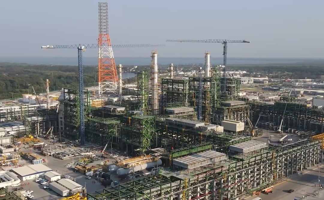 Supervisión de la refinería Olmeca Dos Bocas en Tabasco. Foto: @lopezobrador_