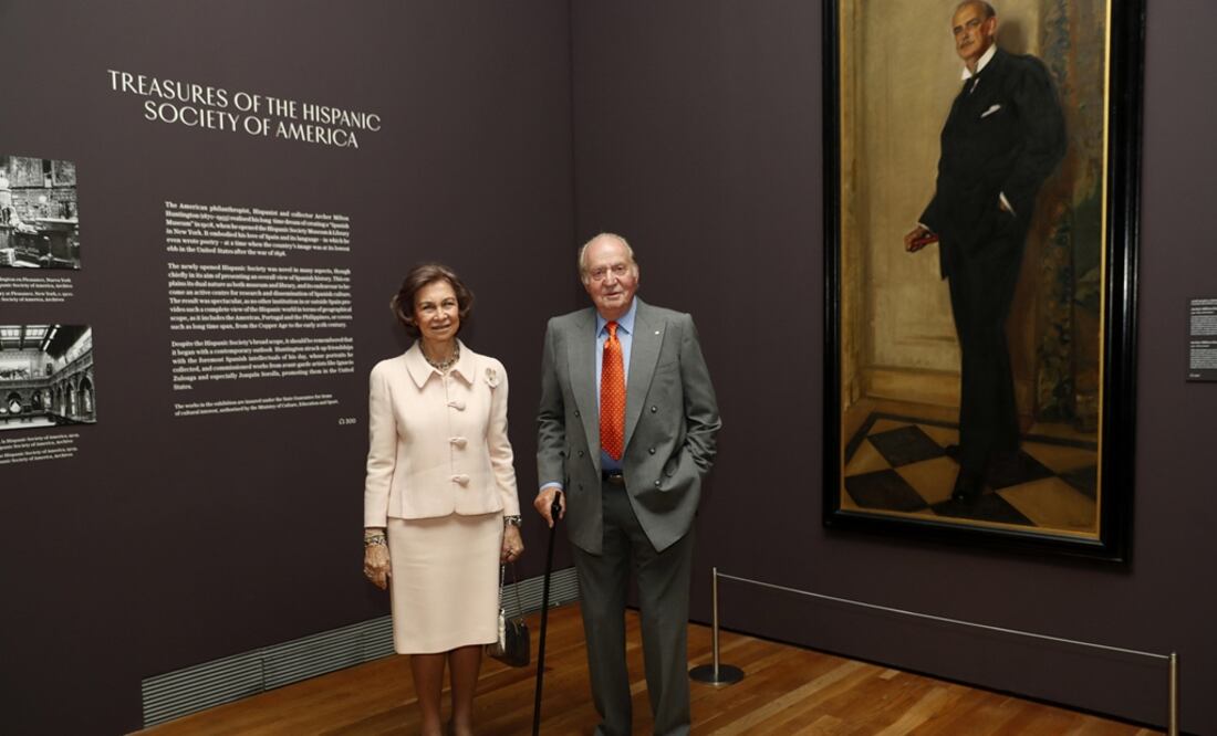 Los reyes Juan Carlos y Sofía posan durante la inauguración de la muestra "Tesoros de la Hispanic Society of America" en el Museo del Prado. Foto: Archivo / EFE