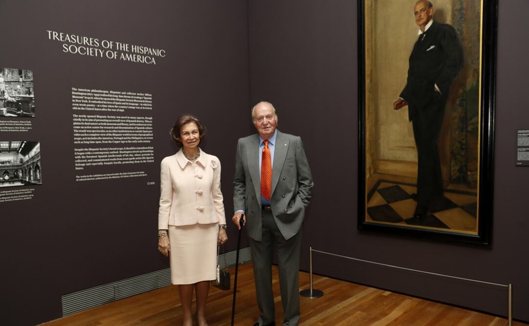 Los reyes Juan Carlos y Sofía posan durante la inauguración de la muestra "Tesoros de la Hispanic Society of America" en el Museo del Prado. Foto: Archivo / EFE