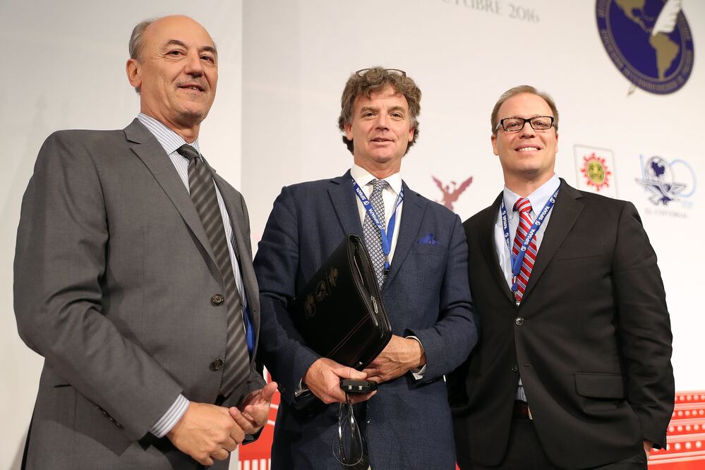 Ricardo Trotti, director ejecutivo de la Sociedad Interamericana de Prensa; el ex presidente de la sociedad, Pierre Manigault, y su sucesor, Matthew Sanders (CARLOS REYES. EL UNIVERSAL)