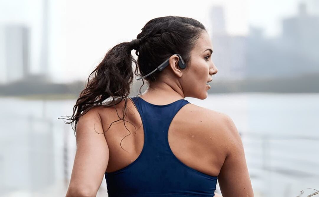 A diferencia de los audífonos in-ear, los de conducción ósea no bloquean el oído, una ventaja si necesitas mantenerte alerta | Foto: Amazon/Shokz