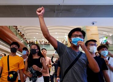Manifestantes protestan en centros comerciales de Hong Kong al no poder ir al aeropuerto