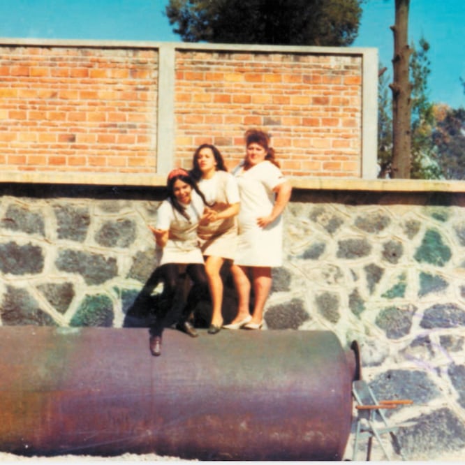 Cámara clandestina. Un compañero metió a la cárcel una cámara fotográfica de manera clandestina. Ese día mis compañeras y yo nos estábamos retratando y jugábamos en unos bidones viejos que había dentro del penal. FOTOS: UNAM