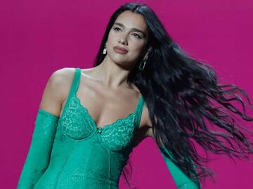 No sólo fue el Dr. Simi, Dua Lipa patea sombrero de mariachi durante concierto en la CDMX