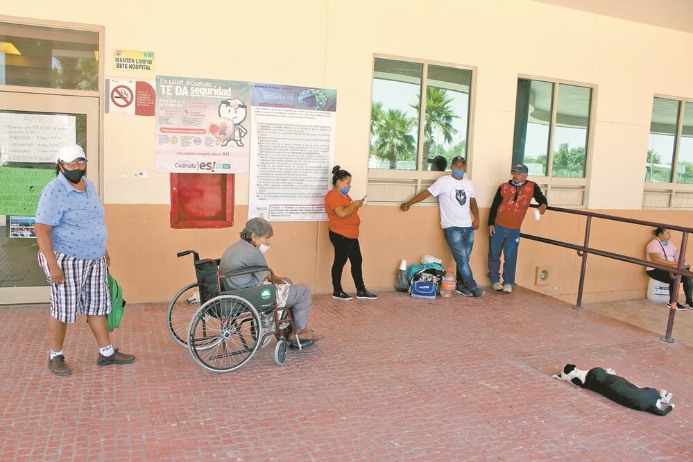 Los familiares de Ricardo se la pasan aproximadamente 12 horas al día afuera del Hospital General de Torreón, en espera de su recuperación; algunos conocidos les han brindado alimentos y hospedaje. FOTOS: FRANCISCO RODRÍGUEZ. EL UNIVERSAL