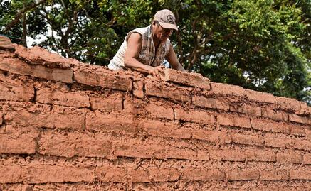 Refugio y tradición de adobe; las casas de este material un refugio para familias indígenas