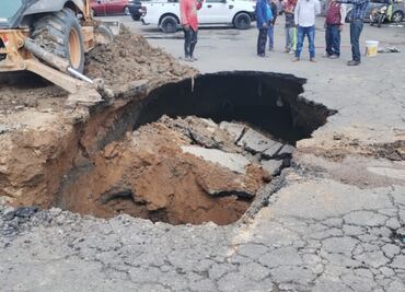Socavón afecta colonia Granjas Valle de Guadalupe, Edomex; mide más de 6 metros de diámetro y 3 de profundidad