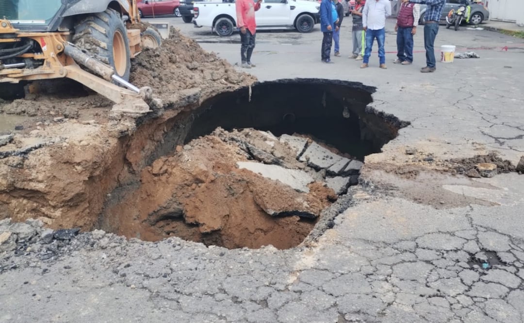 El socavón se ubica en la Avenida R1 Adolfo López Mateos y Av. Gobernador Gustavo Baz, en la colonia Granjas Valle de Guadalupe, Edomex (14/08/2025). Foto: César Reyes / EL UNIVERSAL