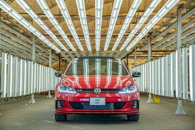 Último Volkswagen Golf GTI fabricado en México será puesto a subasta