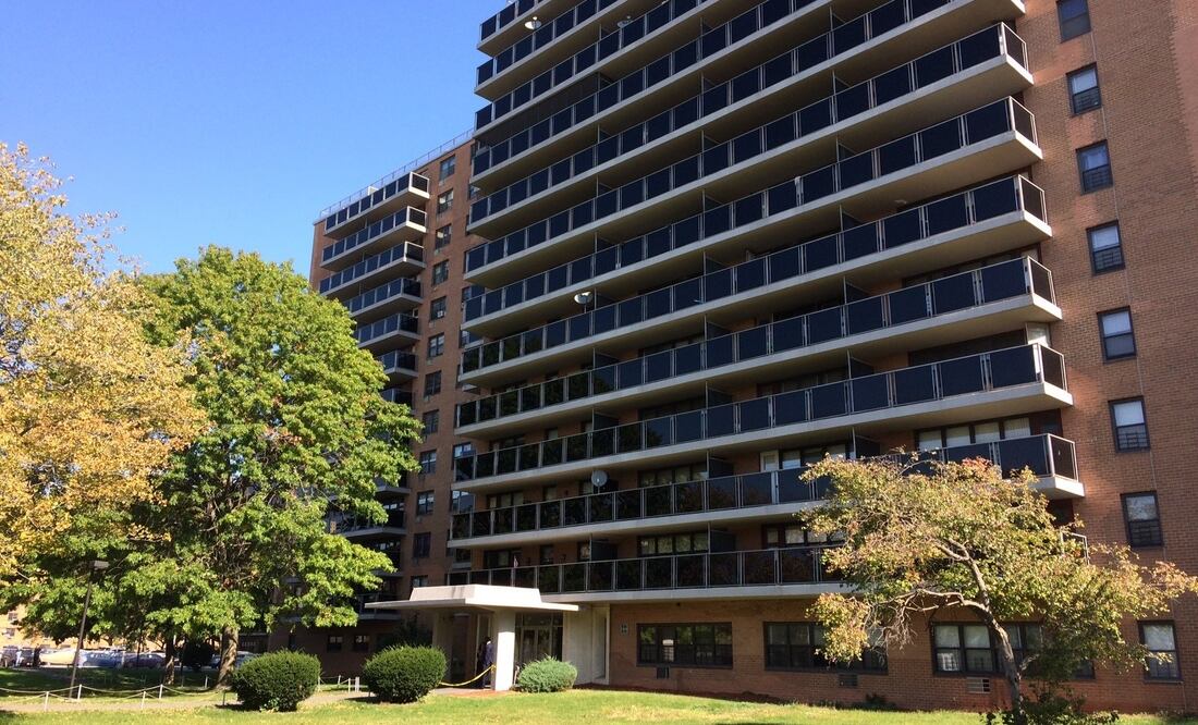 El edificio residencial donde según las autoridades un policía mató a tiros a una mujer con problemas mentales que esgrimía un par de tijeras y un bate de béisbol  (Foto: AP)
