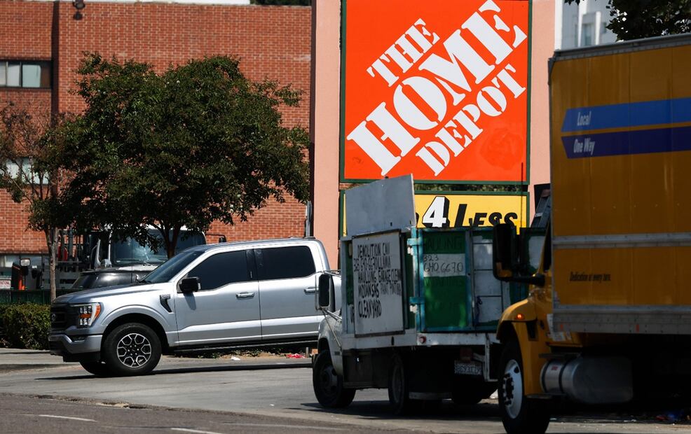 Trabajadores migrantes que se encontraban frente a una tienda Home Depot en Wilshire Blvd. fueron arrestados por la Patrulla Fronteriza de Aduanas y Protección Fronteriza (CBP) que usaban un camión Penske como parte de la "Operación Caballo de Troya" en Los Ángeles, California, el 6 de agosto de 2025. Foto: Archivo/AFP