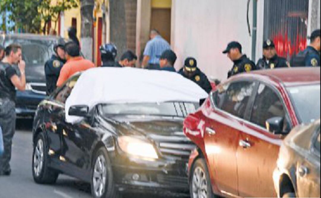 El Mercedez en el que viajaba la familia terminó su trayectoria estrellándose contra la parte trasera de un Nissan Sentra que estaba estacionado. (Fotografía : El Gráfico)