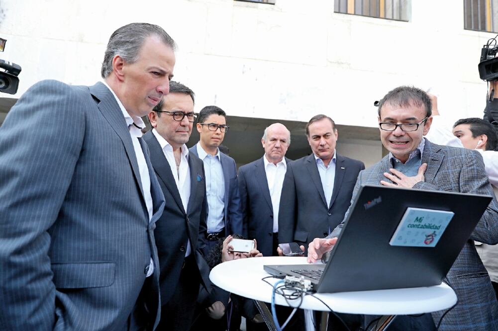 Los secretarios de Hacienda y Economía, José Antonio Meade e Ildefonso Guajardo, acudieron al lanzamiento de la plataforma Mi Contabilidad. (LUCÍA GODÍNEZ. EL UNIVERSAL)