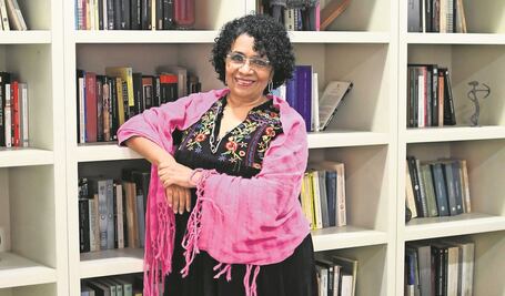 Malva Flores, crítica del silencio ante el poder