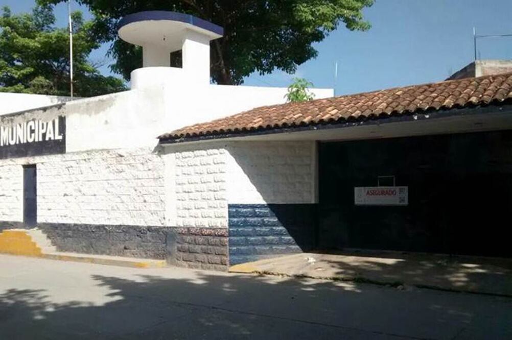 Como parte de las investigaciones relacionadas con la desaparición de los 43 normalistas de Ayotzinapa, la Procuraduría General de la República (PGR) aseguró las instalaciones de la policía municipal de Iguala