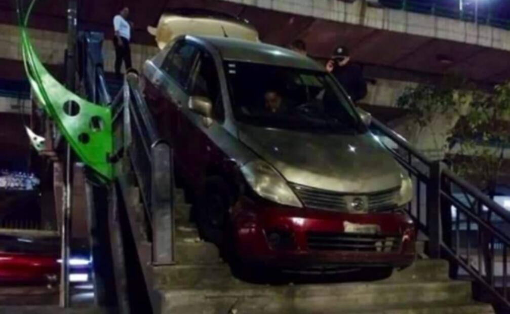 Taxista cruza puente peatonal con todo y auto en Naucalpan; no estaba ebrio