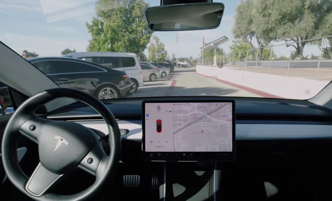 Califican como engañosa la conducción autónoma de Tesla