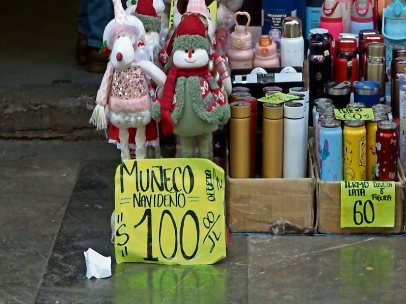 Comerciantes del Centro Histórico ofrecen los artículos navideños con precios que se consideran accesibles, para quien adelanta sus compras. Foto: Alberto González / EL UNIVERSAL