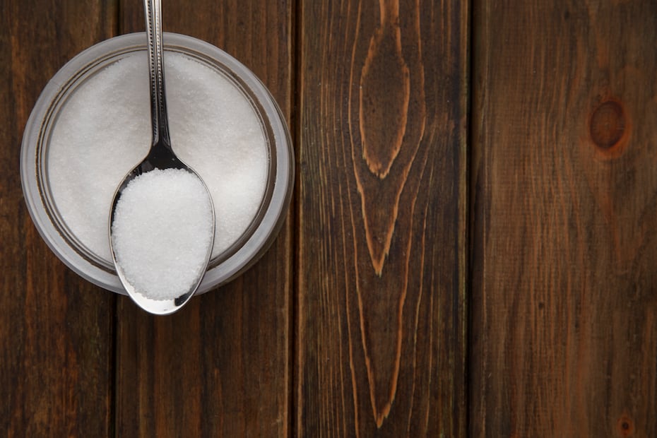 Aunque es un remedio casero frecuente, el bicarbonato de sodio no debe sustituir tratamientos médicos. Foto: Freepik