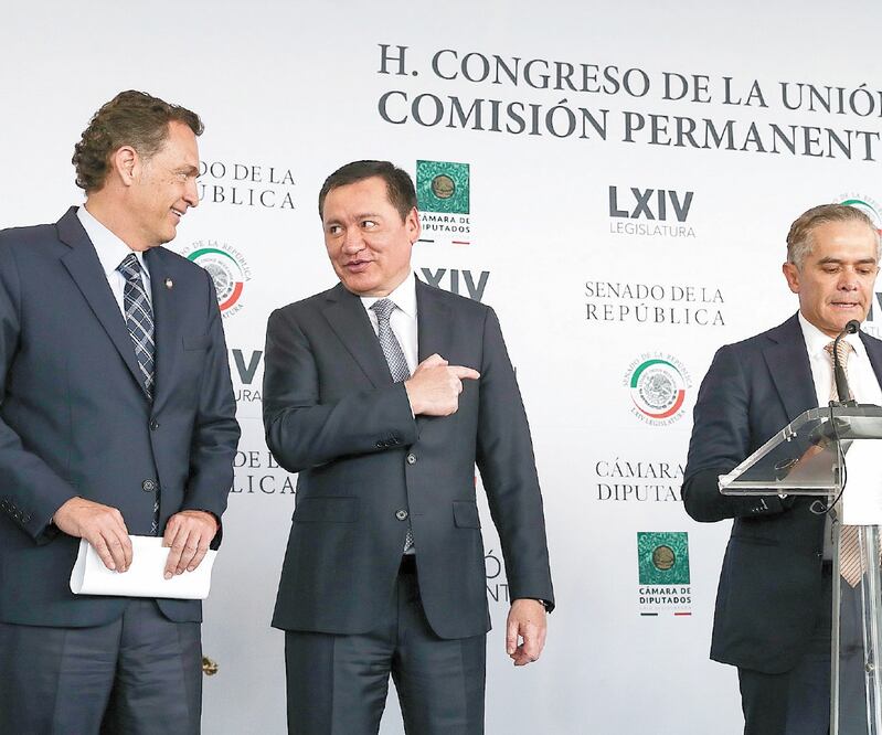 Los coordinadores en el Senado del PAN, Mauricio Kuri; del PRI, Miguel Ángel Osorio, y del PRD, Miguel Ángel Mancera, presentaron el acuerdo. ARCHIVO EL UNIVERSAL