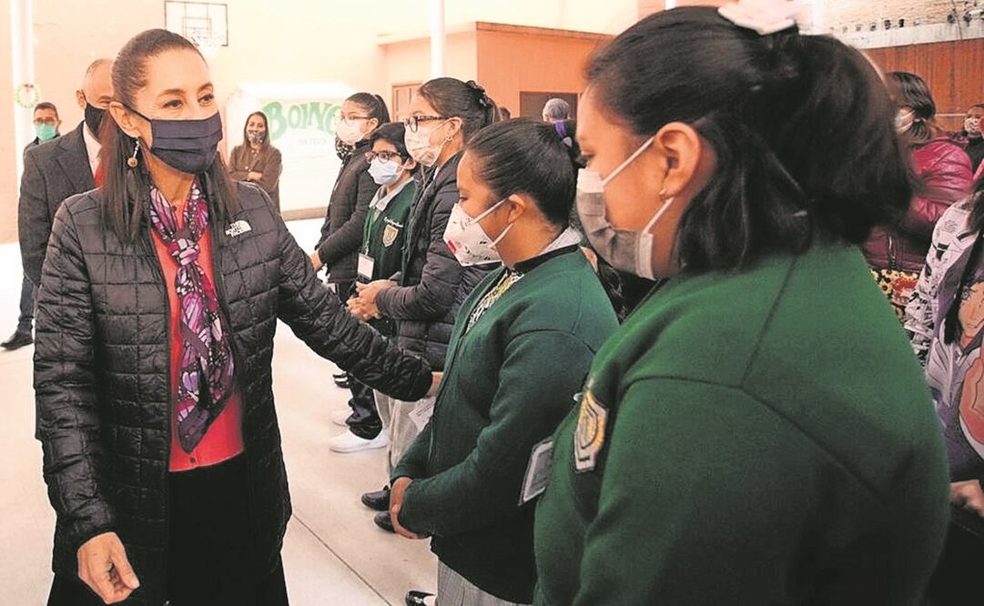 La jefa de Gobierno, Claudia Sheinbaum, encabezó la entrega de obras de rehabilitación en la Escuela Secundaria 11 Adriana García Corral. Foto: ESPECIAL