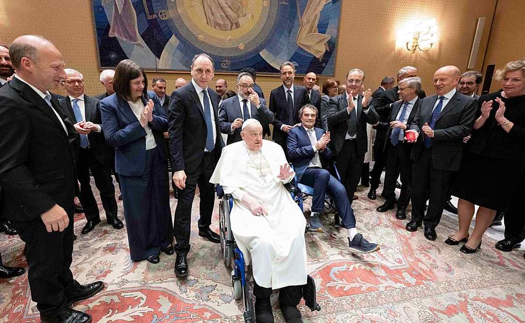 El papa Francisco, que sigue su convalecencia para recuperarse de sus problemas respiratorios, recibió este miércoles en el Vaticano a un grupo de miembros del personal médico del hospital Gemelli de Roma, donde estuvo 38 días hospitalizado el mes pasado, y les agradeció su labor. Foto: EFE