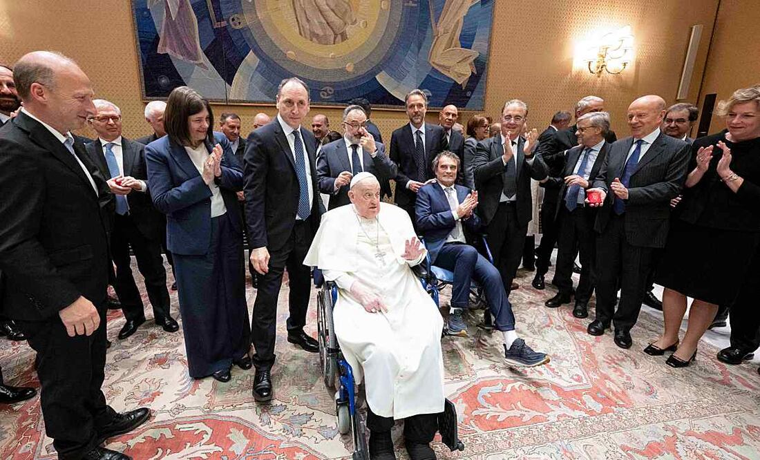 El papa Francisco, que sigue su convalecencia para recuperarse de sus problemas respiratorios, recibió este miércoles en el Vaticano a un grupo de miembros del personal médico del hospital Gemelli de Roma, donde estuvo 38 días hospitalizado el mes pasado, y les agradeció su labor. Foto: EFE