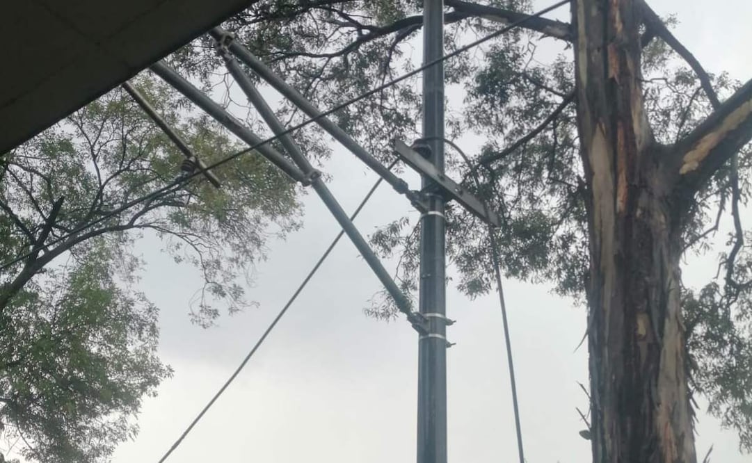 Cae rayo sobre poste en la estación Xotepingo del Tren Ligero (07/09/2025). Foto: Especial