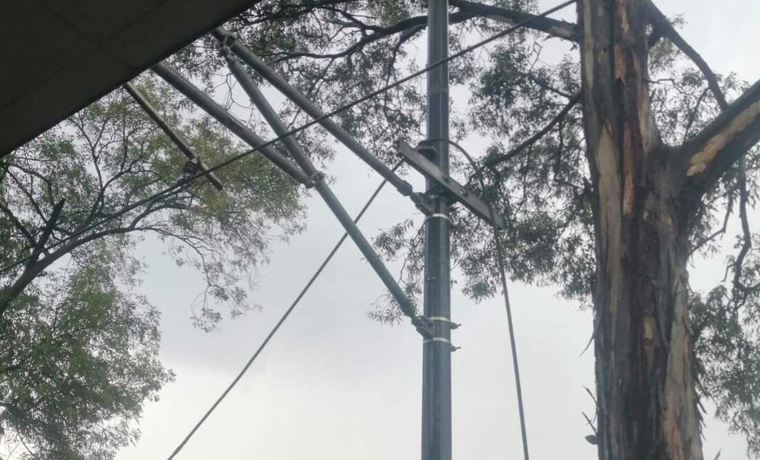 Cae rayo sobre poste en la estación Xotepingo del Tren Ligero (07/09/2025). Foto: Especial