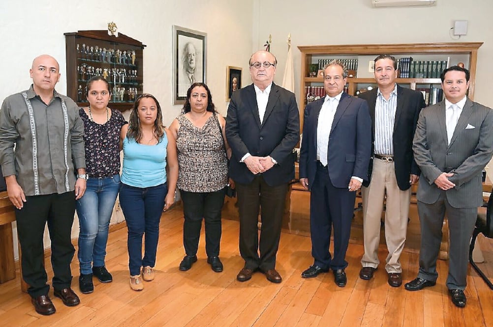 Diálogo. El gobernador Graco Ramírez se reunió con la familia Mena López y Mena Romero, junto con sus asesores jurídicos y el fiscal Javier Pérez (ESPECIAL)