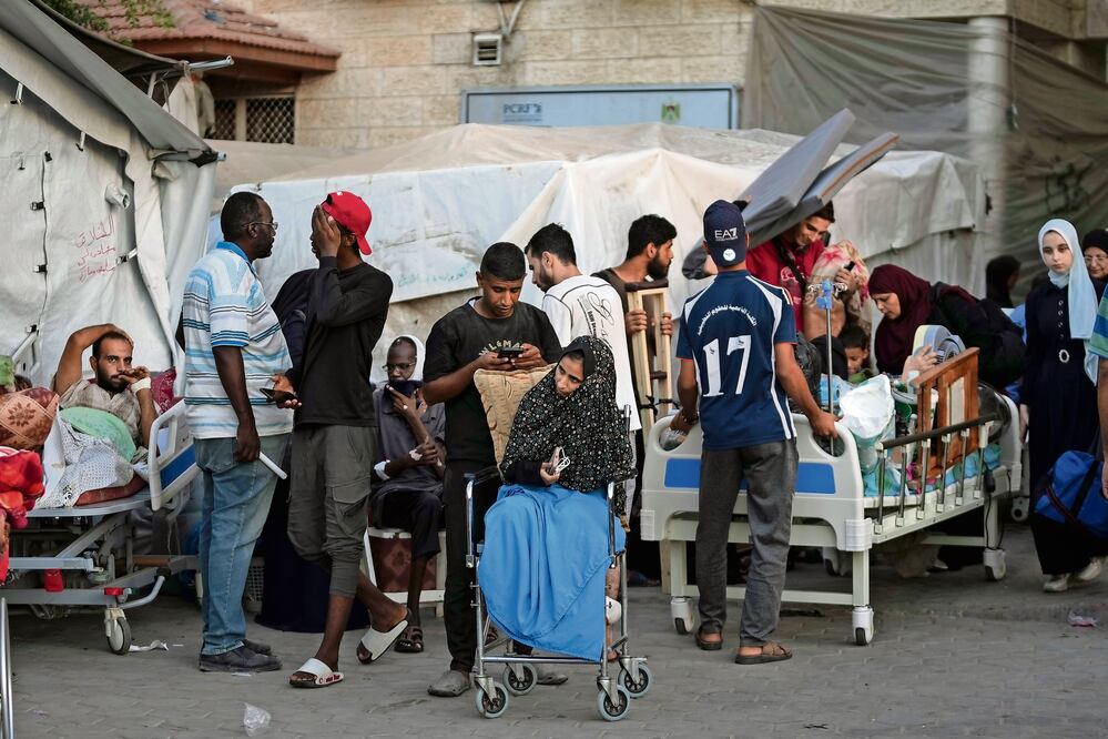 Pacientes y familias afuera del Hospital de los Mártires de Al-Aqsa en Deir al Balah, Franja de Gaza, el 25 de agosto pasado. Foto: de Abdel Kareem Hana. AP