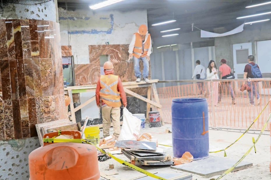 Las zonas de las accesos continúan en remodelación pese al tránsito de los usuarios en la estación. Foto: Karla Guerrero / EL UNIVERSAL