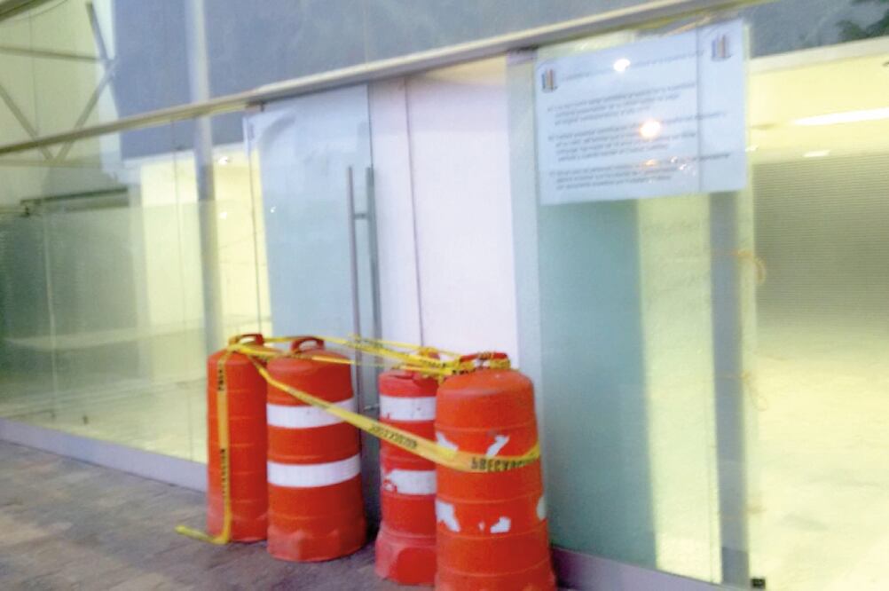 La puerta del Centro Cívico permanece rota, luego de que el presidente vecinal Benjamín Macedo, impidió el paso de adultos mayores expulsados (ESPECIAL)