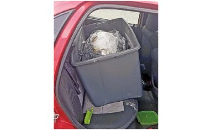 Mal olor delata cadáver dentro de auto en Iztapalapa