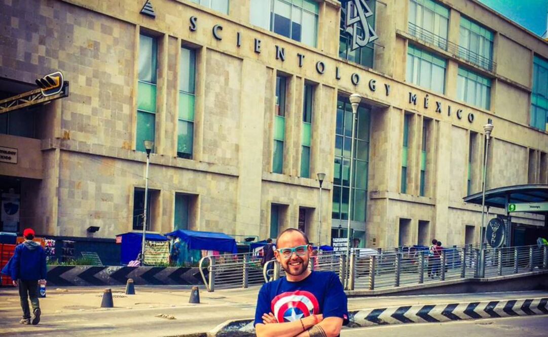 Clark difundió una imagen en la que se le ve frente a la sede de la doctrina de la Cienciología en México. (FOTO de Twitter: @clarketo)