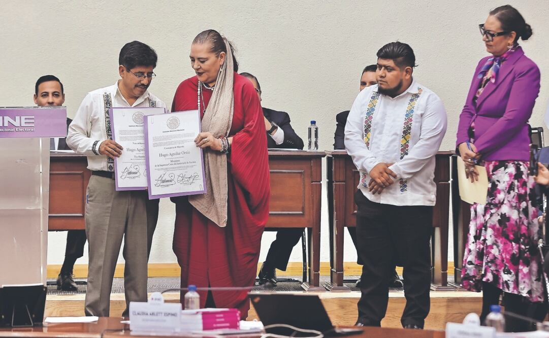 Hugo Aguilar Ortiz, nuevo ministro y presidente de la Corte, recibió dos constancias de mayoría de manos de Guadalupe Taddei. Foto: Berenice Fregoso/ EL UNIVERSAL
