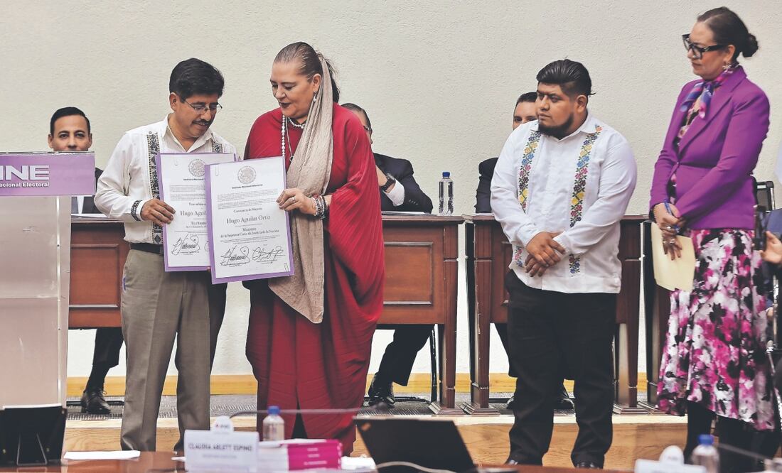 Hugo Aguilar Ortiz, nuevo ministro y presidente de la Corte, recibió dos constancias de mayoría de manos de Guadalupe Taddei. Foto: Berenice Fregoso/ EL UNIVERSAL