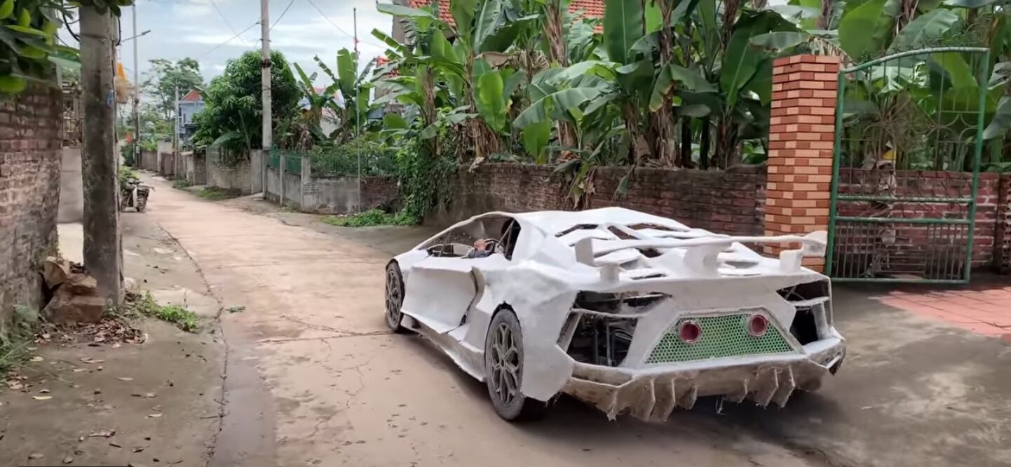 Construyen superautos de cartón funcionales