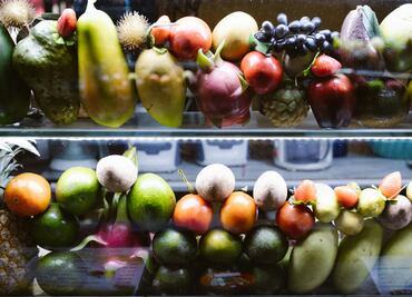 Frutas que sí debes guardar en el refrigerador