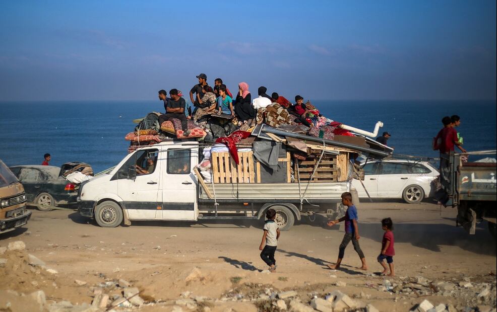 Palestinos huyen de la Ciudad de Gaza ante la orden de evacuación y los continuos bombardeos israelíes, el 18 de septiembre de 2025. Foto: AFP